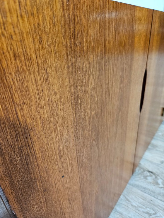 Image 1 of Icono del diseño, cómoda de teca, estilo moderno de mediados de siglo, década de 1960.