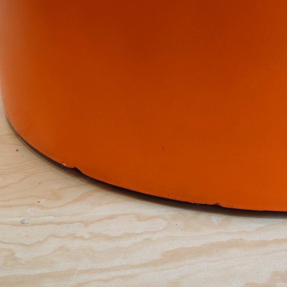 Image 1 of Chaise design fabriquée à partir d'une cabine téléphonique