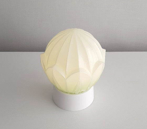 Image 1 of 1 van 2 mintgroene glazen plafondlampen van Thabur in Den Haag, medium variant, art deco lamp glazen bol; NOG 2 BESCHIKBAAR