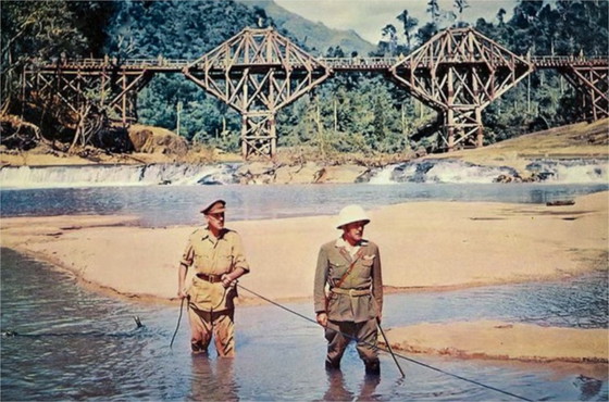 Image 1 of Modèle en bois et en fer du pont de la rivière Kwai, années 1950