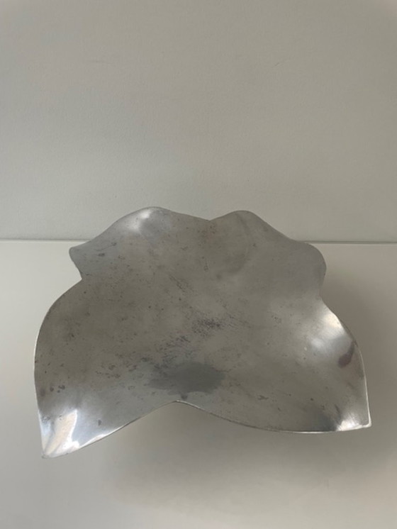 Image 1 of Unieke handgemaakte aluminium schaal met sculpturale bloemvorm