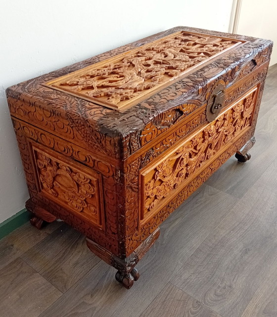 Baule cinese in canfora intagliato vintage – Armadi contenitori, Legno, Ottone (photo 3 of 15)
