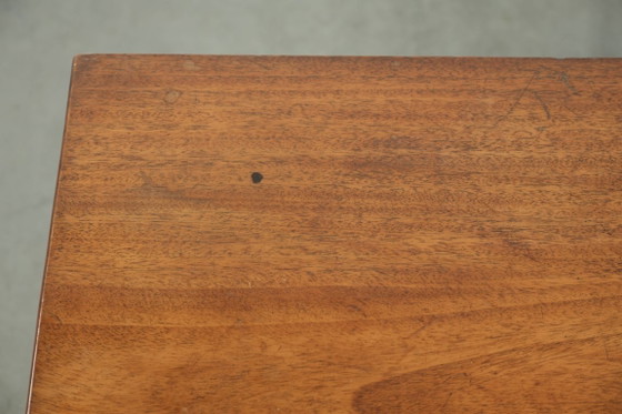 Image 1 of Antieke 19e eeuwse Engelse Bow front ladekast in een uniek subtiel formaat met mooie warme kleuren