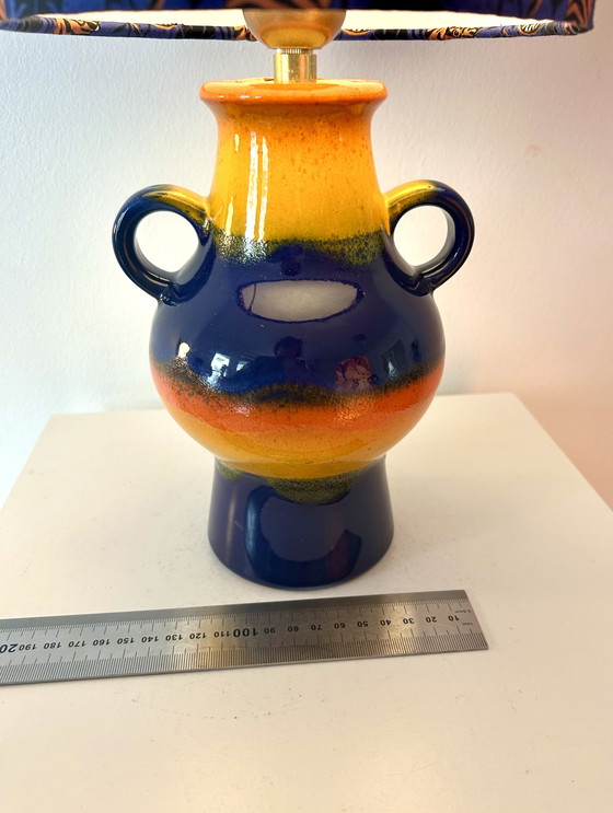 Image 1 of Een tafellamp gemaakt van een originele Dümler & Breiden Pop Art vaas uit de jaren 70, vervaardigd uit gerecyclede materialen.