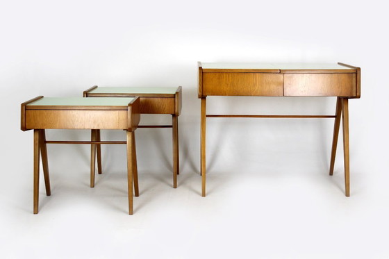 Image 1 of Tables de chevet restaurées de style Mid-Century avec coiffeuse, Tchécoslovaquie, années 1960, ensemble de 3
