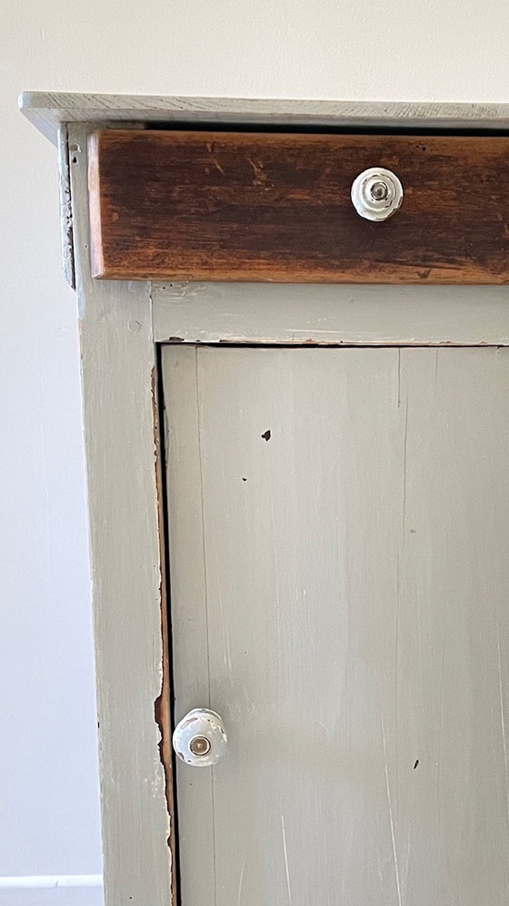 Image 1 of Antiek grijs houten nachtkastje