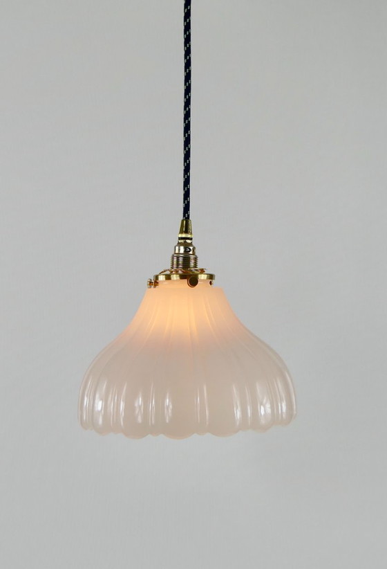 Image 1 of Elegante lámpara de techo Holophane de cristal blanco acanalado con soporte de pantalla de latón