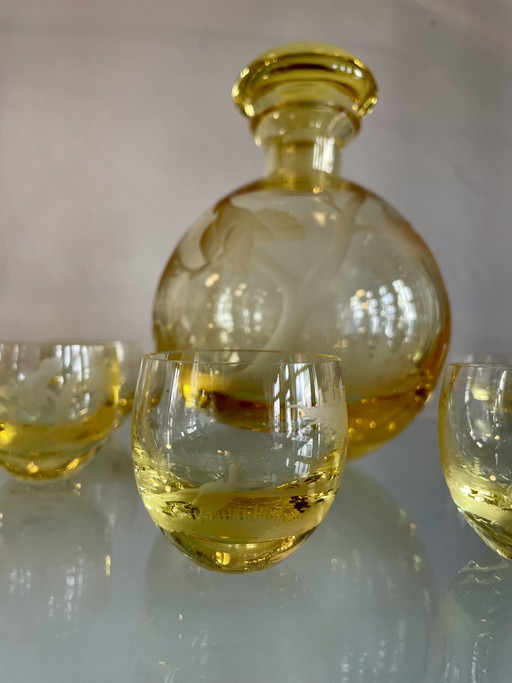 Decanter Moser in 6 bicchierini da shot in cristallo giallo soffiato a bocca, tagliati a mano