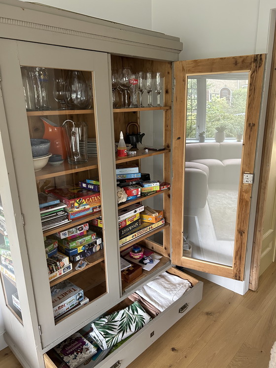 Image 1 of Mobile vintage in legno con ante in vetro