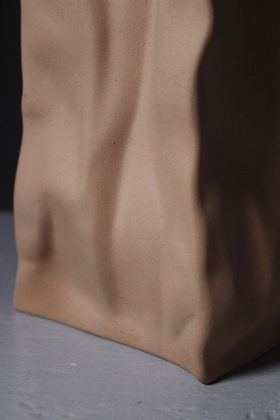 Tapio Wirkkala & Rosenthal - Vase "Tütenvase" Do Not Litter Kraft Paper Bag 22cm – Porcelain (photo 4 of 8)
