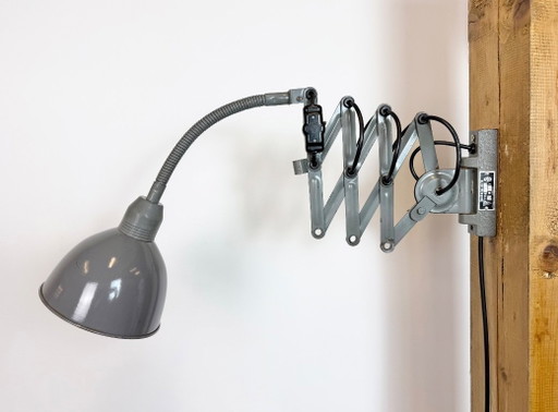 Grijze industriële wandlamp met flexibele arm van Elektroinstala, jaren 60.