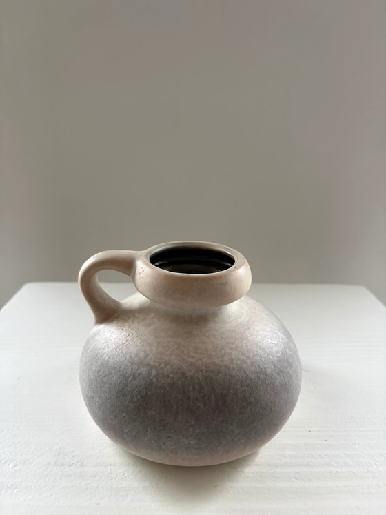 Piccolo vaso in ceramica vintage della Germania Ovest con manico – Vasi, Mid Century Modern (photo 2 of 4)
