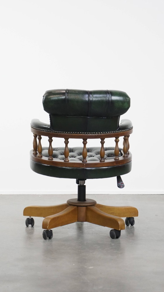 Image 1 of Dunkelgrüner Chesterfield-Bürostuhl aus Rindsleder und Holz auf Rollen