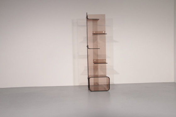 Image 1 of Iconische Michel Dumas boekenkast van plexiglas – Frans design uit de jaren 70, geïnspireerd op het ruimtetijdperk.