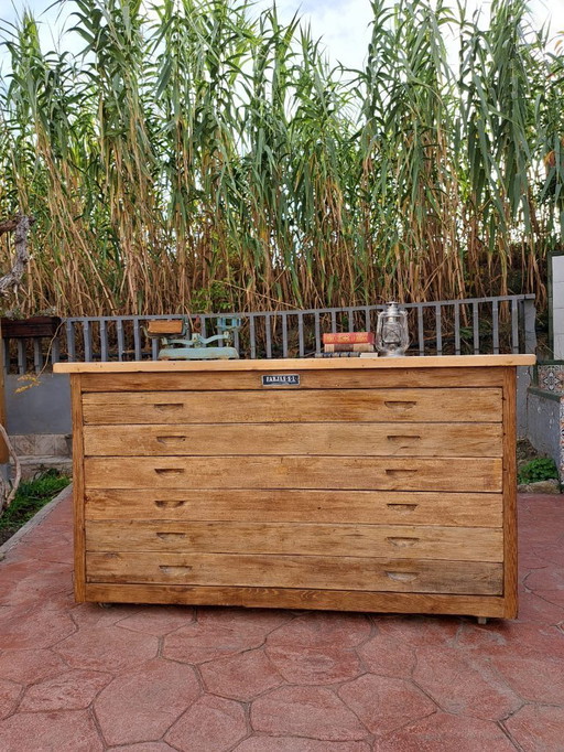 Gerestaureerd kantoormeubilair uit de jaren 50.