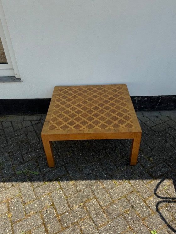 Image 1 of Tavolino quadrato in noce a intarsio italiano.