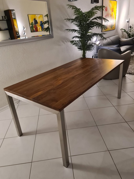 Metaform dining table walnut