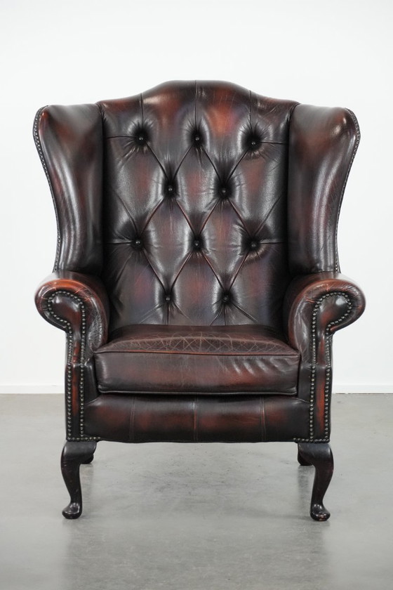 Image 1 of Poltrona Chesterfield con braccioli in pelle bovina marrone, in classico stile inglese.