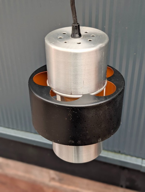 Image 1 of Lampada a sospensione Lakro in alluminio spaziale, interno nero e arancione