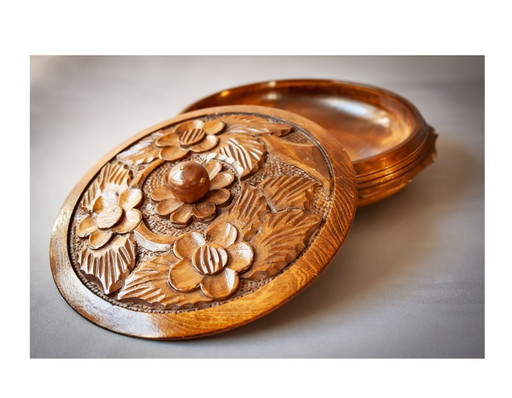 Antique French round wooden box, hand-carved with floral motifs. Diameter 18 cm by 7 cm high.