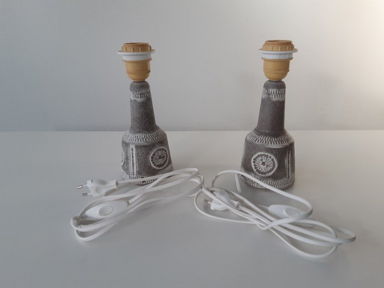 Image 1 of Set van 2 vintage keramieken lampvoeten in grijs met witte versiering, vintage aardewerken mcm lampvoeten