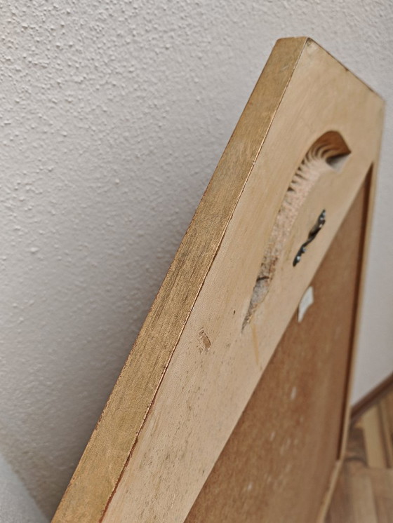 Image 1 of Miroir rectangulaire en haut avec triangle avec cadre en bois, doré de succession