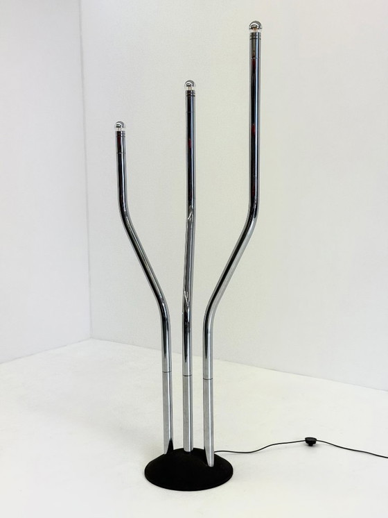 Image 1 of Chromen buisframe design vloerlamp door Goffredo Reggiani