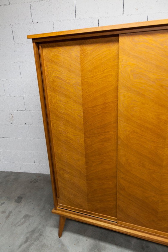 Image 1 of Kledingkast uit de jaren 50 met kompasvormige poten, schuifdeuren en een nieuw bovenblad.