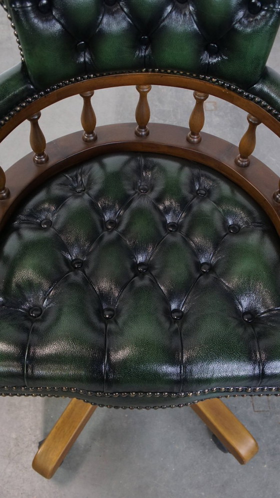 Image 1 of Dunkelgrüner Chesterfield-Bürostuhl aus Rindsleder und Holz auf Rollen