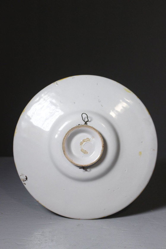 Vecchio piatto decorativo in maiolica con decoro bambino e corona d'alloro, firmato – Oggetti decorativi (photo 6 of 8)