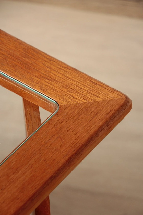 Image 1 of Vintage G Plan teakhouten bijzettafel met tijdschriftenrek en wielen (jaren 60)