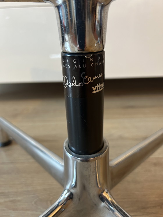 Image 1 of Vitra Eames 108 Hopzak Dry Stoelen. Der Preis ist pro Stück