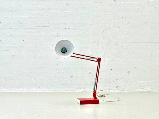Image 1 of Rode bureaulamp uit het midden van de 20e eeuw, met verstelbare armleuningen.