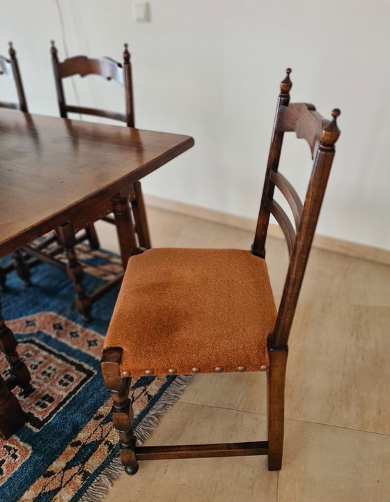 Image 1 of Massief eikenhouten eettafel met 6 bijpassende stoelen 