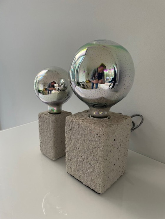 Image 1 of Set van twee moderne designlampen met sculpturale stenen basis