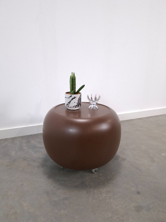 Table basse ronde Space Age marron sur roulettes avec compartiment ouvert – Tables basses, Plastic, Metal (photo 6 of 14)