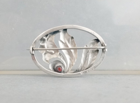 Image 1 of Broche de plata Art Nouveau/Art Déco de Bernhard Hertz con piedra de ágata roja. Copenhague, Dinamarca, 1910.