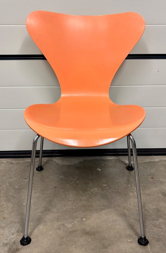 Image 1 of 6xFritz Hansen Series 7 butterfly chairs with Superellips Dining Table B613