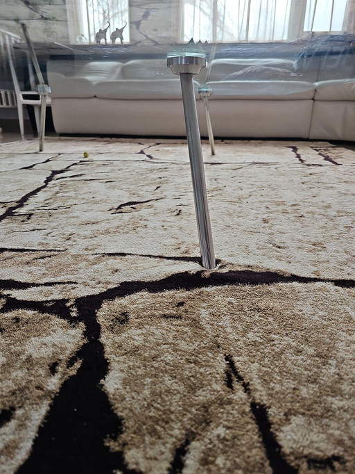 Mooie Glazen Design Salontafel. Maten LxBxH in Cm: 180x150x30. Glasplaat Is 2cm Dik. De Tafel Stat Op Vier Zilverkleurige Pootje