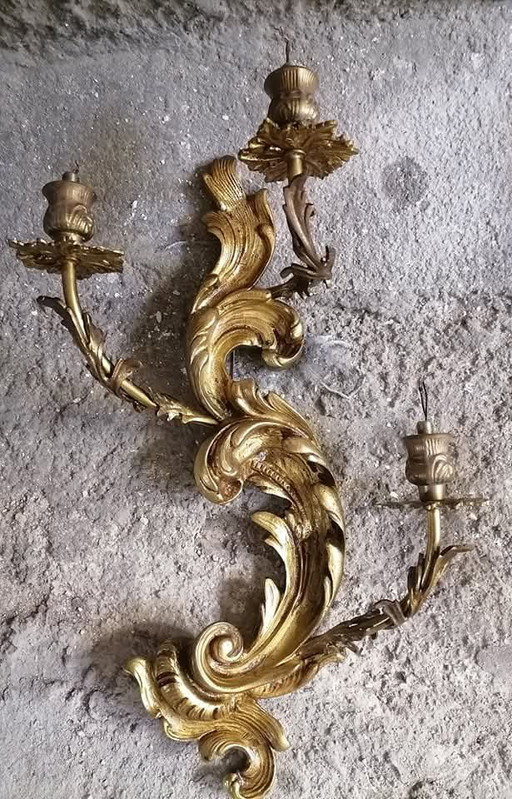 Grote, luxueuze wandlampen in barokstijl. Italië