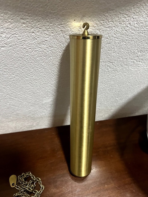 Image 1 of Eine hölzerne Pendeluhr mit einem Schweizer mechanischen Uhrwerk