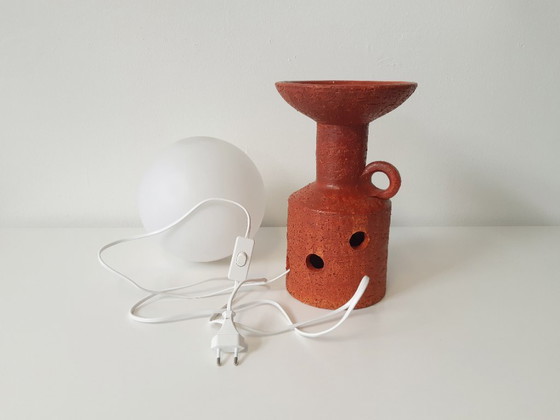 Image 1 of Vintage keramieken oranje tafellamp met glazen bol, chamotte klei, oranje brutalist aardewerken mcm lamp