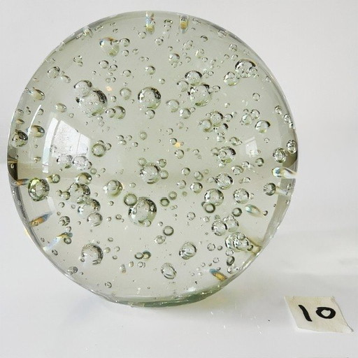 Vintage glazen presse papier helder kristal gecontroleerde bubbels 9,5 cm