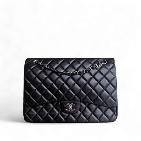 Image 1 of Chanel Classic Flap Maxi - 33 cm gewatteerde enkele flap lamsleer zwart zilverkleurige hardware Serie 13