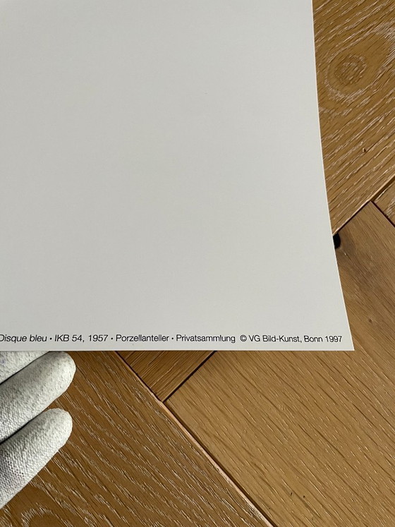 Image 1 of Yves Klein (1928-1962), Disque Bleu, IKB 54, 1957, copyright VG Bild-Kunst, Bonn 1997, gedrukt in Duitsland.