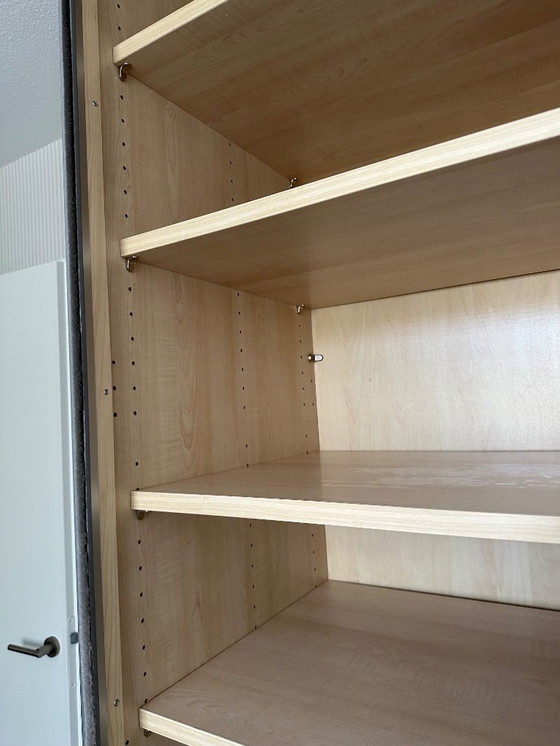 Image 1 of Armario con 2 puertas correderas y frenos, 2 focos regulables.