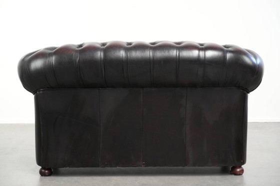 Image 1 of Canapé Chesterfield 2 places en cuir de vachette anglais ancien rouge/marron, au style magnifique et au charme intemporel.