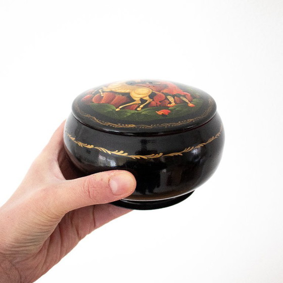Image 1 of Joyero metálico de estilo folclórico ruso antiguo: caja lacada pintada a mano con tapa.
