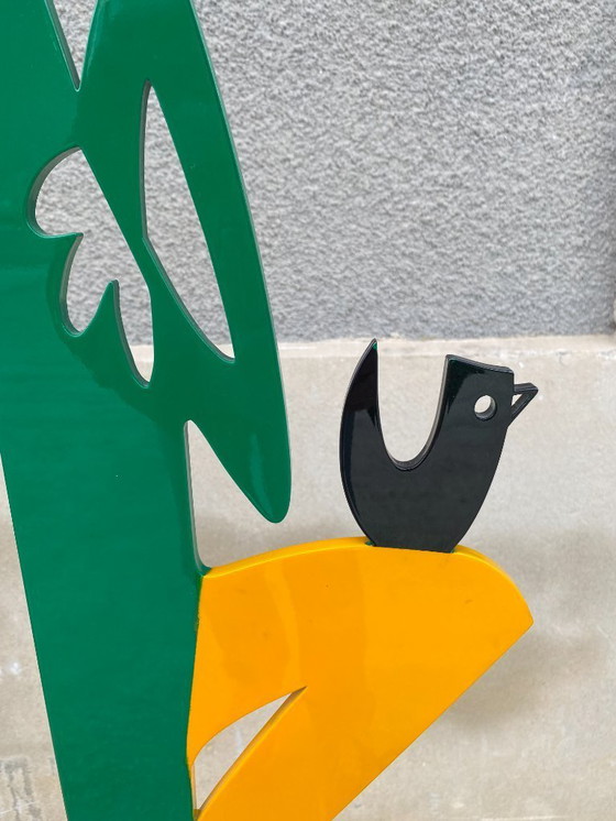 Image 1 of Lili Come La Escapada del Juego de Ajedrez Escultura en acero Pintura automotriz 2025 90 x 30 x 30 9 kgs Firma en acero 1900 e