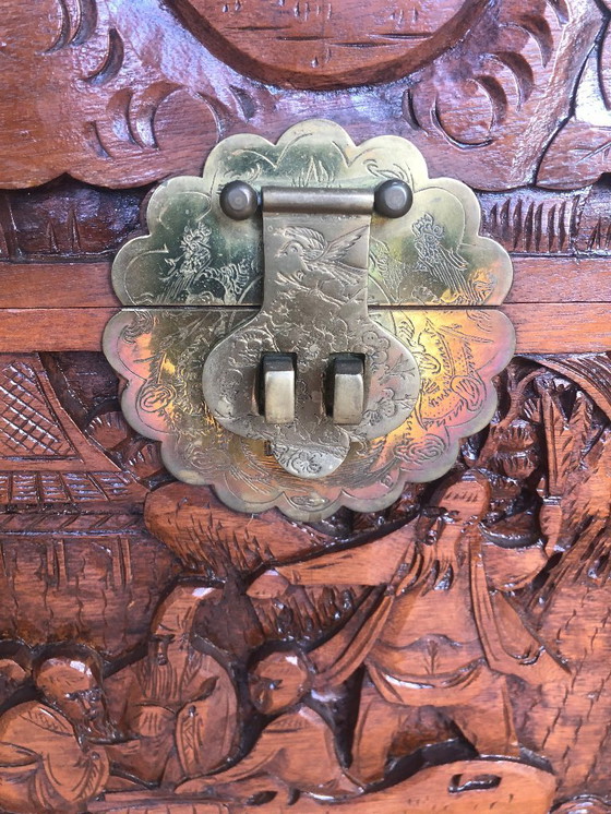 Image 1 of Coffre antique en bois de camphrier